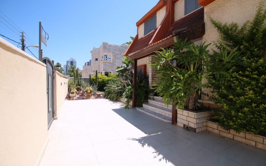 בייצוג בלעדי – למכירה!!! בית בודד 6 חדרים עם גינה היקפית מדהימה ומטופחת!