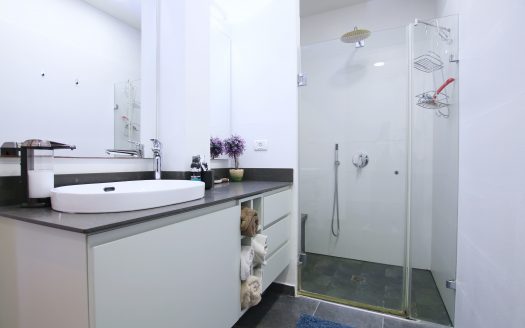 בייצוג בלעדי – למכירה!!! בשכונת נווה גנים, קרית מוצקין, מיני פנטהאוז 5 חדרים מושקע ומרווח! עם 2 מרפסות !