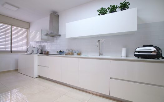 בייצוג בלעדי – למכירה!!! ובחשיפה ראשונה! בלב סביניה במיקום מושלם ונגיש דירת 4 חדרים משופצת בטוב טעם! מעלית ומרפסת שמש…