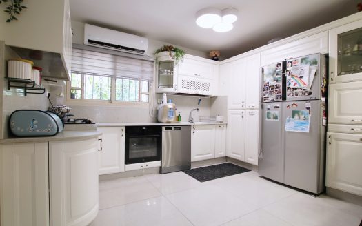 בייצוג בלעדי – למכירה!!! קוטג' מקסים ברחוב הכי שקט וירוק בשכונת אפק! גינה יפה יציאה מהסלון!