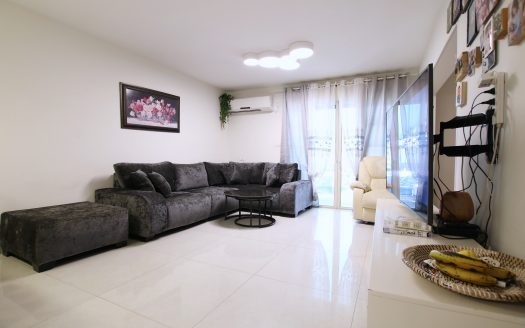 בייצוג בלעדי – למכירה!!! קוטג' מקסים ברחוב הכי שקט וירוק בשכונת אפק! גינה יפה יציאה מהסלון!