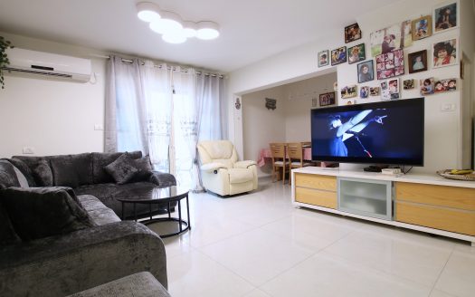 בייצוג בלעדי – למכירה!!! קוטג' מקסים ברחוב הכי שקט וירוק בשכונת אפק! גינה יפה יציאה מהסלון!