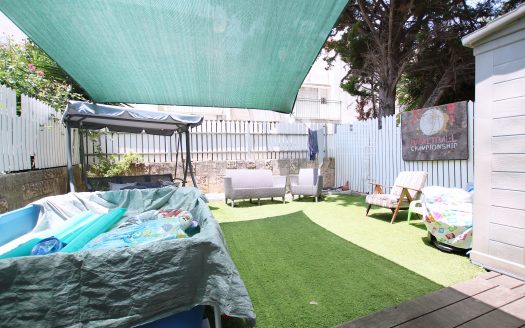 בייצוג בלעדי – למכירה!!! קוטג' מקסים ברחוב הכי שקט וירוק בשכונת אפק! גינה יפה יציאה מהסלון!