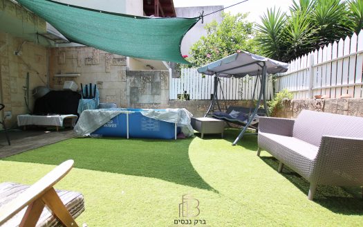 בייצוג בלעדי – למכירה!!! קוטג' מקסים ברחוב הכי שקט וירוק בשכונת אפק! גינה יפה יציאה מהסלון!