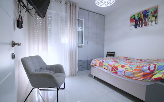 בייצוג בלעדי – למכירה!!! קוטג' מקסים ברחוב הכי שקט וירוק בשכונת אפק! גינה יפה יציאה מהסלון!