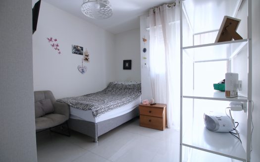 בייצוג בלעדי – למכירה!!! קוטג' מקסים ברחוב הכי שקט וירוק בשכונת אפק! גינה יפה יציאה מהסלון!