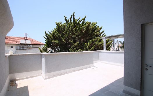 בייצוג בלעדי – למכירה!!! קוטג' מקסים ברחוב הכי שקט וירוק בשכונת אפק! גינה יפה יציאה מהסלון!