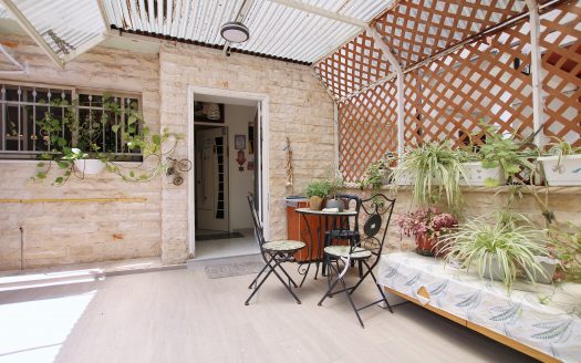 בייצוג בלעדי – למכירה!!! קוטג' מקסים ברחוב הכי שקט וירוק בשכונת אפק! גינה יפה יציאה מהסלון!