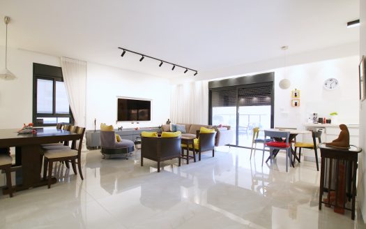 בייצוג בלעדי – למכירה!!!! בשכונת משכנות האומנים קרית מוצקין, פנטהאוז מדהים ביופיו! מרפסת ענקית כ- 150 מ"ר!!!