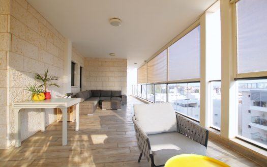 בייצוג בלעדי – למכירה!!!! בשכונת משכנות האומנים קרית מוצקין, פנטהאוז מדהים ביופיו! מרפסת ענקית כ- 150 מ"ר!!!