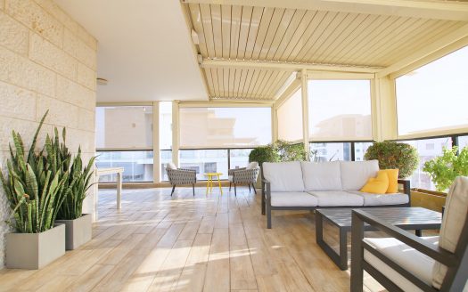 בייצוג בלעדי – למכירה!!!! בשכונת משכנות האומנים קרית מוצקין, פנטהאוז מדהים ביופיו! מרפסת ענקית כ- 150 מ"ר!!!