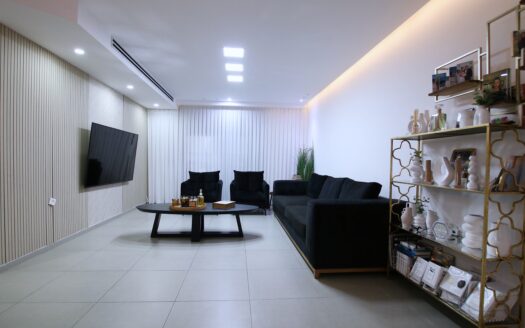 בייצוג בלעדי – למכירה!!! בשכונת אפקה דירת גן 5 חדרים מדהימה במפלס אחד! גינה מדהימה כ- 180 מ"ר!!!