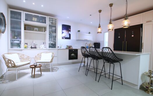 בייצוג בלעדי – למכירה!!! בשכונת אפקה דירת גן 5 חדרים מדהימה במפלס אחד! גינה מדהימה כ- 180 מ"ר!!!