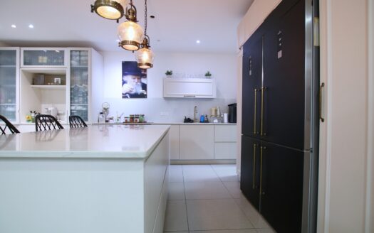 בייצוג בלעדי – למכירה!!! בשכונת אפקה דירת גן 5 חדרים מדהימה במפלס אחד! גינה מדהימה כ- 180 מ"ר!!!