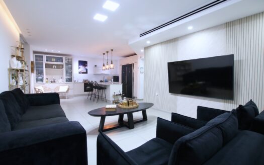 בייצוג בלעדי – למכירה!!! בשכונת אפקה דירת גן 5 חדרים מדהימה במפלס אחד! גינה מדהימה כ- 180 מ"ר!!!