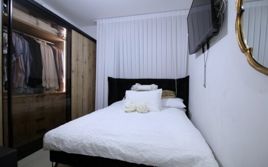 בייצוג בלעדי – למכירה!!! בשכונת אפקה דירת גן 5 חדרים מדהימה במפלס אחד! גינה מדהימה כ- 180 מ"ר!!!