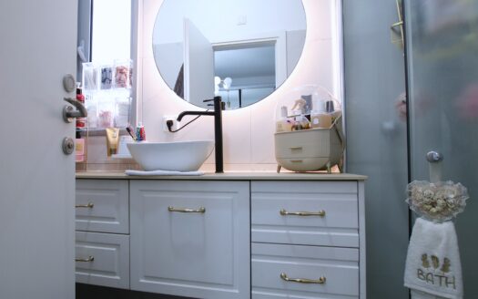 בייצוג בלעדי – למכירה!!! בשכונת אפקה דירת גן 5 חדרים מדהימה במפלס אחד! גינה מדהימה כ- 180 מ"ר!!!