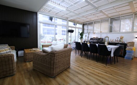 בייצוג בלעדי – למכירה!!! בשכונת אפקה דירת גן 5 חדרים מדהימה במפלס אחד! גינה מדהימה כ- 180 מ"ר!!!