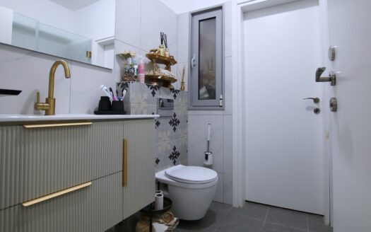 בייצוג בלעדי – למכירה!!! בשכונת אפקה דירת גן 5 חדרים מדהימה במפלס אחד! גינה מדהימה כ- 180 מ"ר!!!