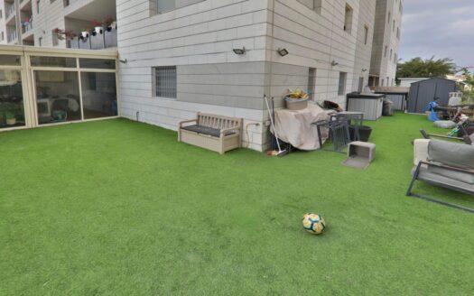 בייצוג בלעדי – למכירה!!! בשכונת אפקה דירת גן 5 חדרים מדהימה במפלס אחד! גינה מדהימה כ- 180 מ"ר!!!