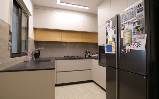 בייצוג בלעדי – למכירה!!! בשכונת נווה גנים קרית מוצקין, דירת 4 חדרים משופצת ומקסימה! ממ"ד, מרפסת שמש, 2 מעליות