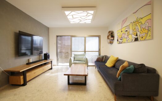 בייצוג בלעדי – למכירה!!! בשכונת נווה גנים קרית מוצקין, דירת 4 חדרים משופצת ומקסימה! ממ"ד, מרפסת שמש, 2 מעליות