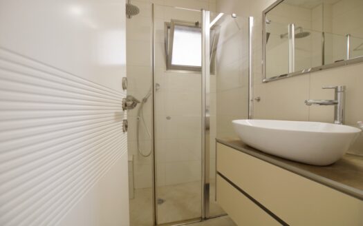 בייצוג בלעדי – למכירה!!! בשכונת נווה גנים קרית מוצקין, דירת 4 חדרים משופצת ומקסימה! ממ"ד, מרפסת שמש, 2 מעליות