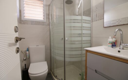 בייצוג בלעדי – למכירה!!! בשכונת נווה גנים קרית מוצקין, דירת 4 חדרים משופצת ומקסימה! ממ"ד, מרפסת שמש, 2 מעליות