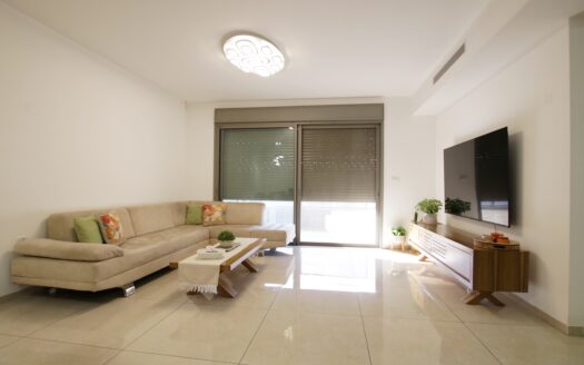 בייצוג בלעדי – למכירה!!! בשכונת נווה גנים קרית מוצקין, דירת 5 חדרים בבניין של דר נופרים! מרפסת שמש 21 מ"ר מערבית לנוף פתוח!