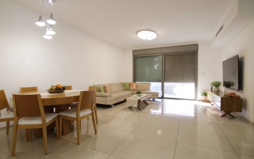 בייצוג בלעדי – למכירה!!! בשכונת נווה גנים קרית מוצקין, דירת 5 חדרים בבניין של דר נופרים! מרפסת שמש 21 מ"ר מערבית לנוף פתוח!