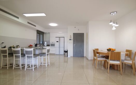 בייצוג בלעדי – למכירה!!! בשכונת נווה גנים קרית מוצקין, דירת 5 חדרים בבניין של דר נופרים! מרפסת שמש 21 מ"ר מערבית לנוף פתוח!