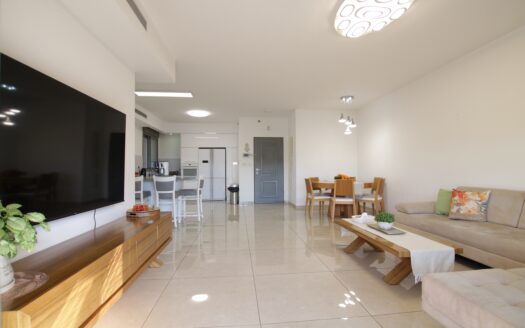 בייצוג בלעדי – למכירה!!! בשכונת נווה גנים קרית מוצקין, דירת 5 חדרים בבניין של דר נופרים! מרפסת שמש 21 מ"ר מערבית לנוף פתוח!