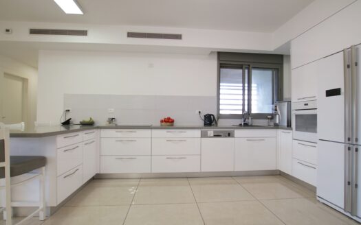 בייצוג בלעדי – למכירה!!! בשכונת נווה גנים קרית מוצקין, דירת 5 חדרים בבניין של דר נופרים! מרפסת שמש 21 מ"ר מערבית לנוף פתוח!