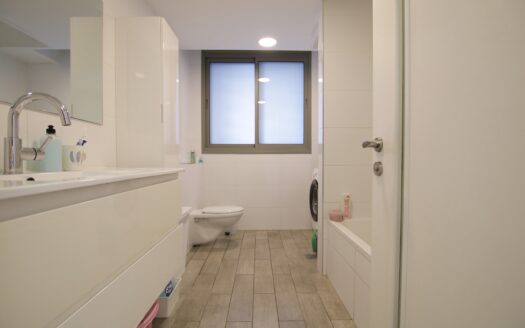 בייצוג בלעדי – למכירה!!! בשכונת נווה גנים קרית מוצקין, דירת 5 חדרים בבניין של דר נופרים! מרפסת שמש 21 מ"ר מערבית לנוף פתוח!