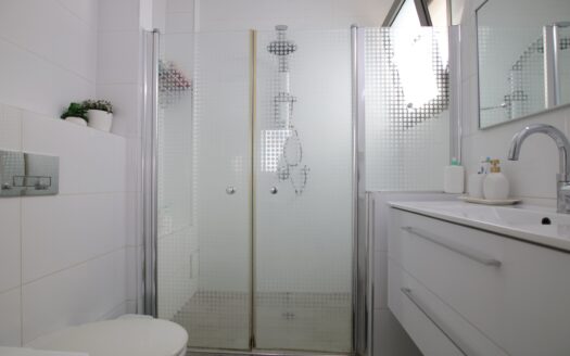 בייצוג בלעדי – למכירה!!! בשכונת נווה גנים קרית מוצקין, דירת 5 חדרים בבניין של דר נופרים! מרפסת שמש 21 מ"ר מערבית לנוף פתוח!