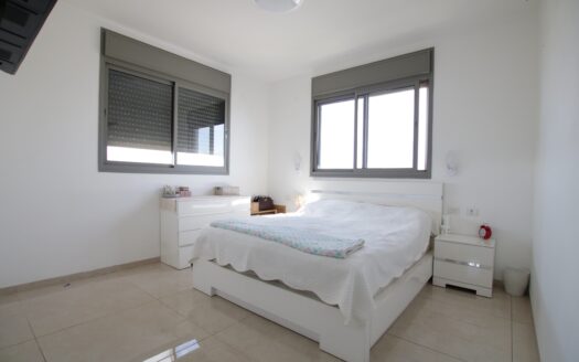 בייצוג בלעדי – למכירה!!! בשכונת נווה גנים קרית מוצקין, דירת 5 חדרים בבניין של דר נופרים! מרפסת שמש 21 מ"ר מערבית לנוף פתוח!