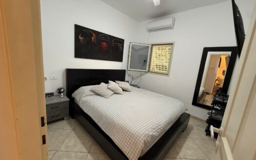 בייצוג בלעדי – למכירה!!!! דירת גן דו מפלסית במוצקין הוותיקה במיקום נגיש להכל! גינה מדהימה כ-110 מ"ר!