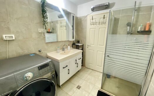 בייצוג בלעדי – למכירה!!!! דירת גן דו מפלסית במוצקין הוותיקה במיקום נגיש להכל! גינה מדהימה כ-110 מ"ר!