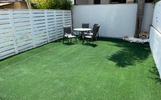 בייצוג בלעדי – למכירה!!!! דירת גן דו מפלסית במוצקין הוותיקה במיקום נגיש להכל! גינה מדהימה כ-110 מ"ר!