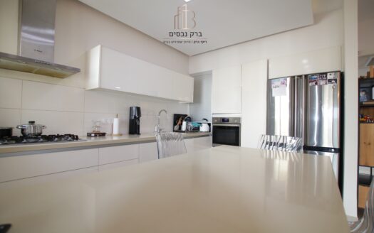 בייצוג בלעדי – למכירה!!! בשכונת נווה גנים קרית מוצקין, דירת 5 חדרים בבניין חדיש! 2 מעליות, ממ"ד ומרפסת שמש לנוף פתוח לכיוון הים!