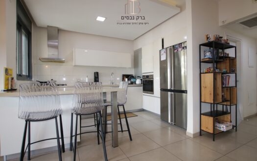 בייצוג בלעדי – למכירה!!! בשכונת נווה גנים קרית מוצקין, דירת 5 חדרים בבניין חדיש! 2 מעליות, ממ"ד ומרפסת שמש לנוף פתוח לכיוון הים!