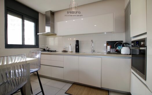 בייצוג בלעדי – למכירה!!! בשכונת נווה גנים קרית מוצקין, דירת 5 חדרים בבניין חדיש! 2 מעליות, ממ"ד ומרפסת שמש לנוף פתוח לכיוון הים!