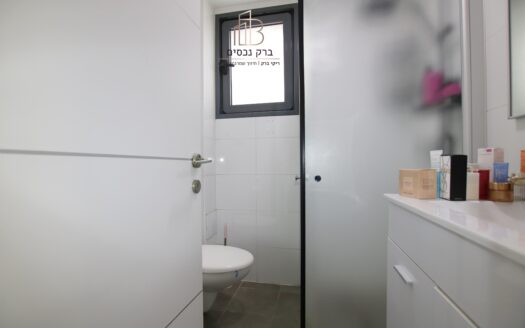 בייצוג בלעדי – למכירה!!! בשכונת נווה גנים קרית מוצקין, דירת 5 חדרים בבניין חדיש! 2 מעליות, ממ"ד ומרפסת שמש לנוף פתוח לכיוון הים!