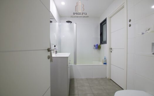 בייצוג בלעדי – למכירה!!! בשכונת נווה גנים קרית מוצקין, דירת 5 חדרים בבניין חדיש! 2 מעליות, ממ"ד ומרפסת שמש לנוף פתוח לכיוון הים!