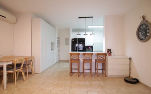 בייצוג בלעדי – למכירה!!! בשכונת נווה גנים קרית מוצקין, דירת 3.5 חדרים מקסימה! מעלית, ממ"ד ומרפסת שמש