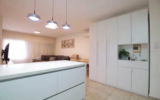 בייצוג בלעדי – למכירה!!! בשכונת נווה גנים קרית מוצקין, דירת 3.5 חדרים מקסימה! מעלית, ממ"ד ומרפסת שמש