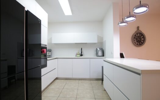 בייצוג בלעדי – למכירה!!! בשכונת נווה גנים קרית מוצקין, דירת 3.5 חדרים מקסימה! מעלית, ממ"ד ומרפסת שמש