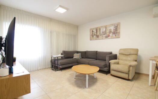 בייצוג בלעדי – למכירה!!! בשכונת נווה גנים קרית מוצקין, דירת 3.5 חדרים מקסימה! מעלית, ממ"ד ומרפסת שמש