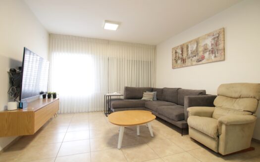 בייצוג בלעדי – למכירה!!! בשכונת נווה גנים קרית מוצקין, דירת 3.5 חדרים מקסימה! מעלית, ממ"ד ומרפסת שמש