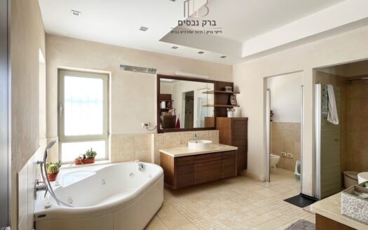 בייצוג בלעדי – למכירה!!! חשיפה ראשונה לבית בודד המשתרע על 705 מ״ר יחיד ומיוחד במינו !!!